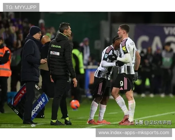 弗拉霍维奇禁区前硬扛突破,尤文进攻风暴由此形成 弗拉霍维奇禁区前硬扛突破,尤文进攻风暴由此形成