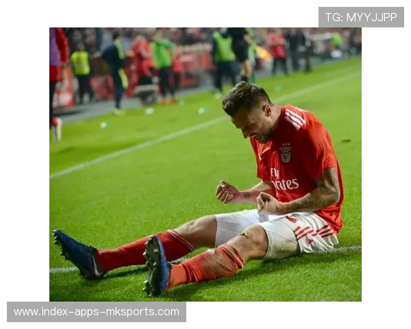 本菲卡定位球套路再次奏效，前场混战中得分