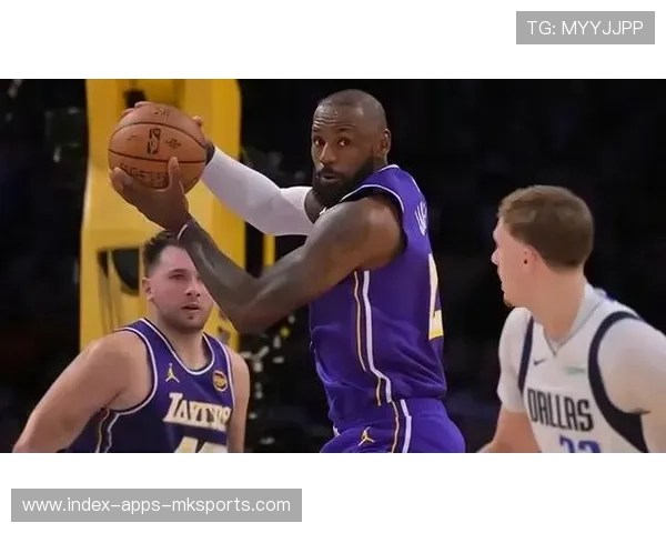 詹姆斯中投破网，湖人将胜利收入囊中